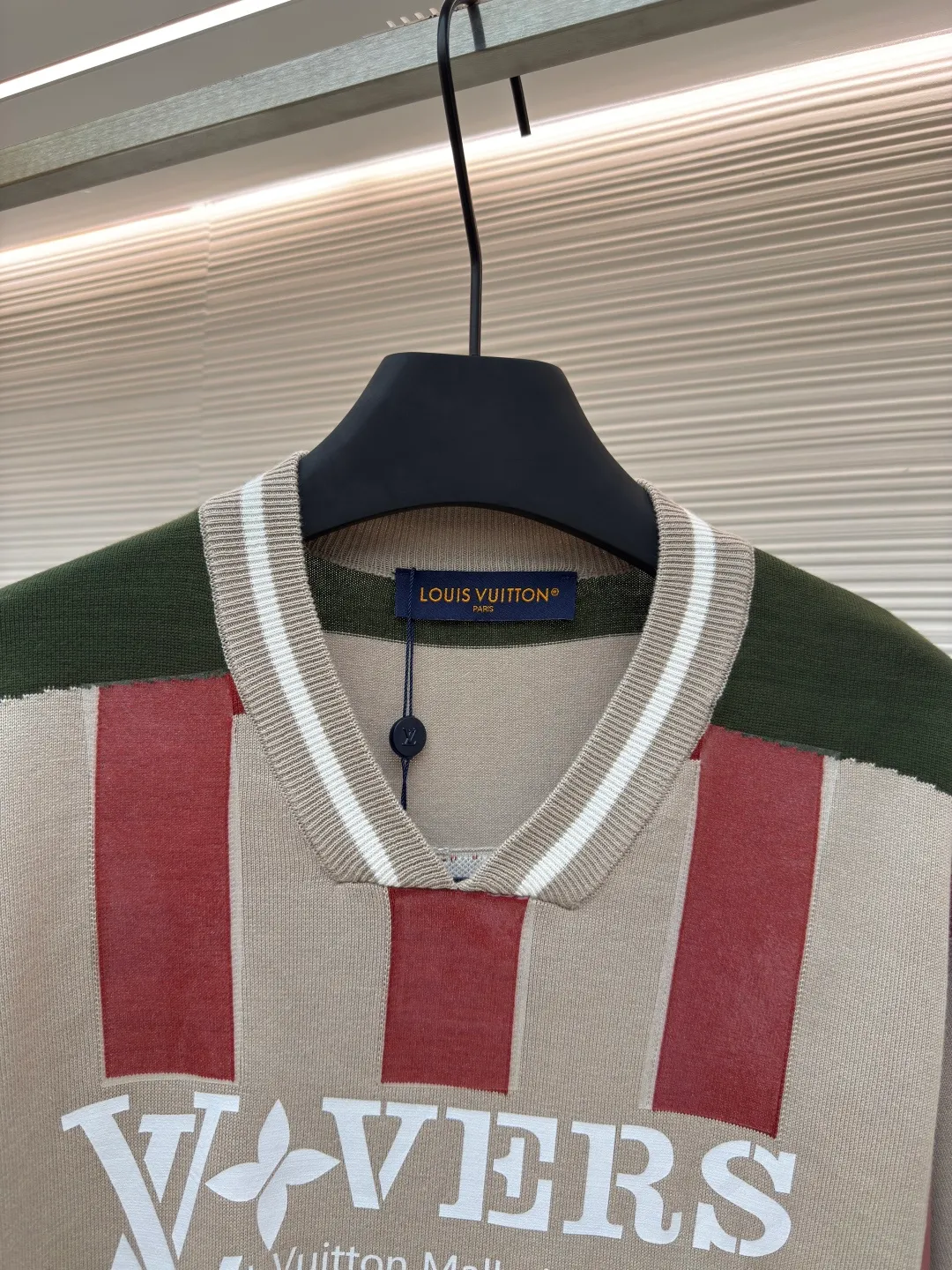 LOUIS VUITTON jersey show style knitted short sleeves ●Authentic product: Purchased and developed for 9999 ●Item number: 1680297-B15 ●Fabric: long-staple cotton ●Technology: 16-needle flat knitted piece ●Version: fitted version ●Weight: about 310 grams ●Size: S-M-L-XL ●Description: The process is complex, the yarn is custom-woven and dyed, and the custom-dyed development takes more than a month. Custom-made cotton yarn is introduced. The jacquard fabric requires fine yarn count and extremely high requirements for raw cotton. The letter pattern adopts double-sided hanging wool technology, fine workmanship, and clear texture. The ultra-fine weaving thread is made of environmentally friendly fiber. The overall wiring is straight and delicate, the fabric is comfortable and soft, and the color is consistent without color difference. It can be matched with the same style to create a fashionable look and control various occasions. Customized accessories, complete with three standards, same style for men and women!